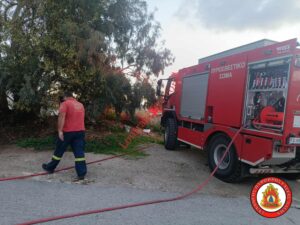Φωτιά στο Λουτράκι πλησίον 2ου Δημοτικού